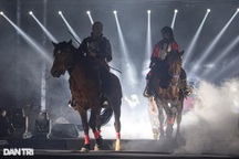 Kỵ binh cưỡi ngựa, đeo cung lên sân khấu khai mạc lễ hội Thiết kế sáng tạo