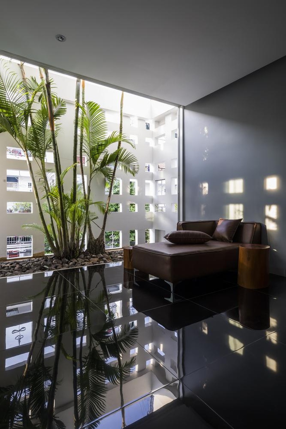 Ngôi nhà có 300 cửa sổ, gia chủ mỗi tháng chỉ tốn 200.000 đồng tiền điện - 10