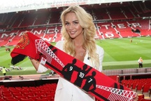 Nàng MC người Nga xinh đẹp bốc lửa hết lòng vì Manchester United