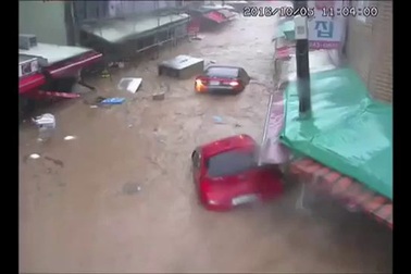 Hàn Quốc: Bão lũ mạnh như sóng thần cuốn trôi nhà cửa, ô tô