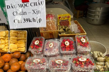 Dâu tây "siêu rẻ" ồ ạt xuống phố Hà Nội, cẩn thận hàng Trung Quốc gắn mác