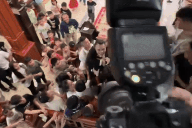 Cảnh xô đẩy, đòi lì xì khiến chú rể suýt ngã khi đón dâu ở Bắc Ninh