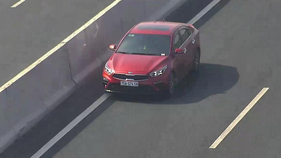 Phạt tới 18 triệu đồng nhưng vẫn có ô tô đi ngược chiều trên đường cao tốc - 1 Phạt tới 18 triệu đồng nhưng vẫn có ô tô đi ngược chiều trên đường cao tốc - 1