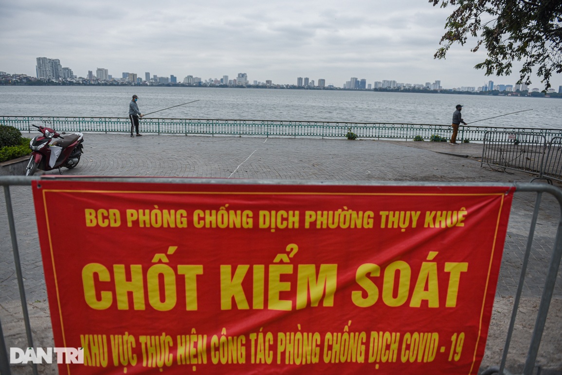 Đường phố vắng như Tết, quán xá đua nhau treo biển bán mang về ở Hà Nội - 11 Đường phố vắng như Tết, quán xá đua nhau treo biển bán mang về ở Hà Nội - 11