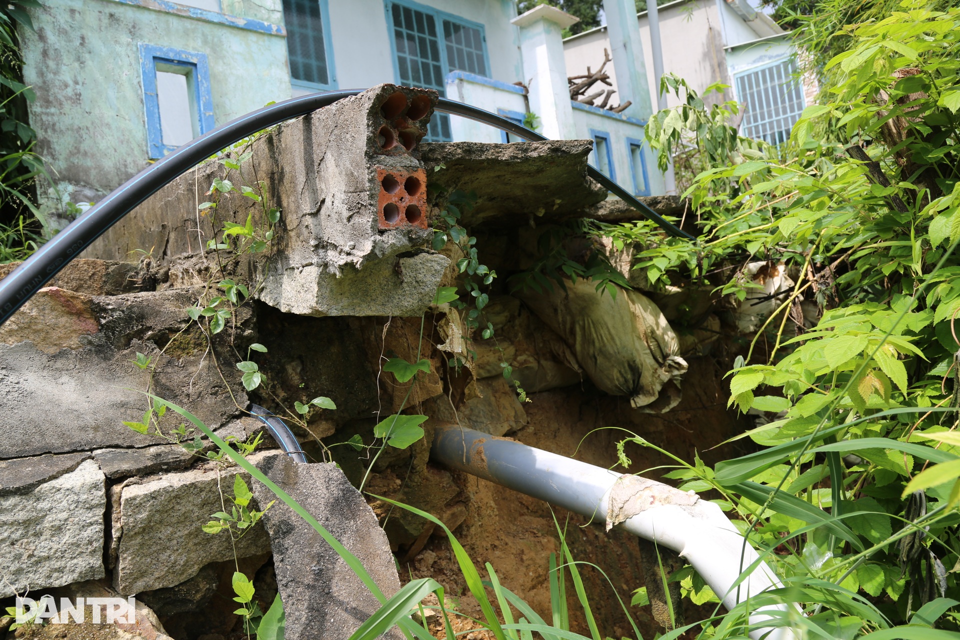 Cận cảnh khu vực nguy cơ sạt lở khiến 19 hộ dân Vũng Tàu di dời trong đêm - 6 Cận cảnh khu vực nguy cơ sạt lở khiến 19 hộ dân Vũng Tàu di dời trong đêm - 6