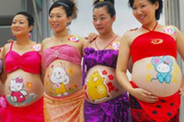 Bà bầu… khoe bụng đẹp