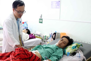 Suýt chết vì tự rút thanh gỗ găm vào bụng