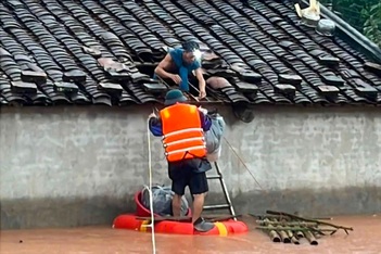 Dỡ mái ngói, ứng cứu người dân vùng ngập sâu ở Lạng Sơn