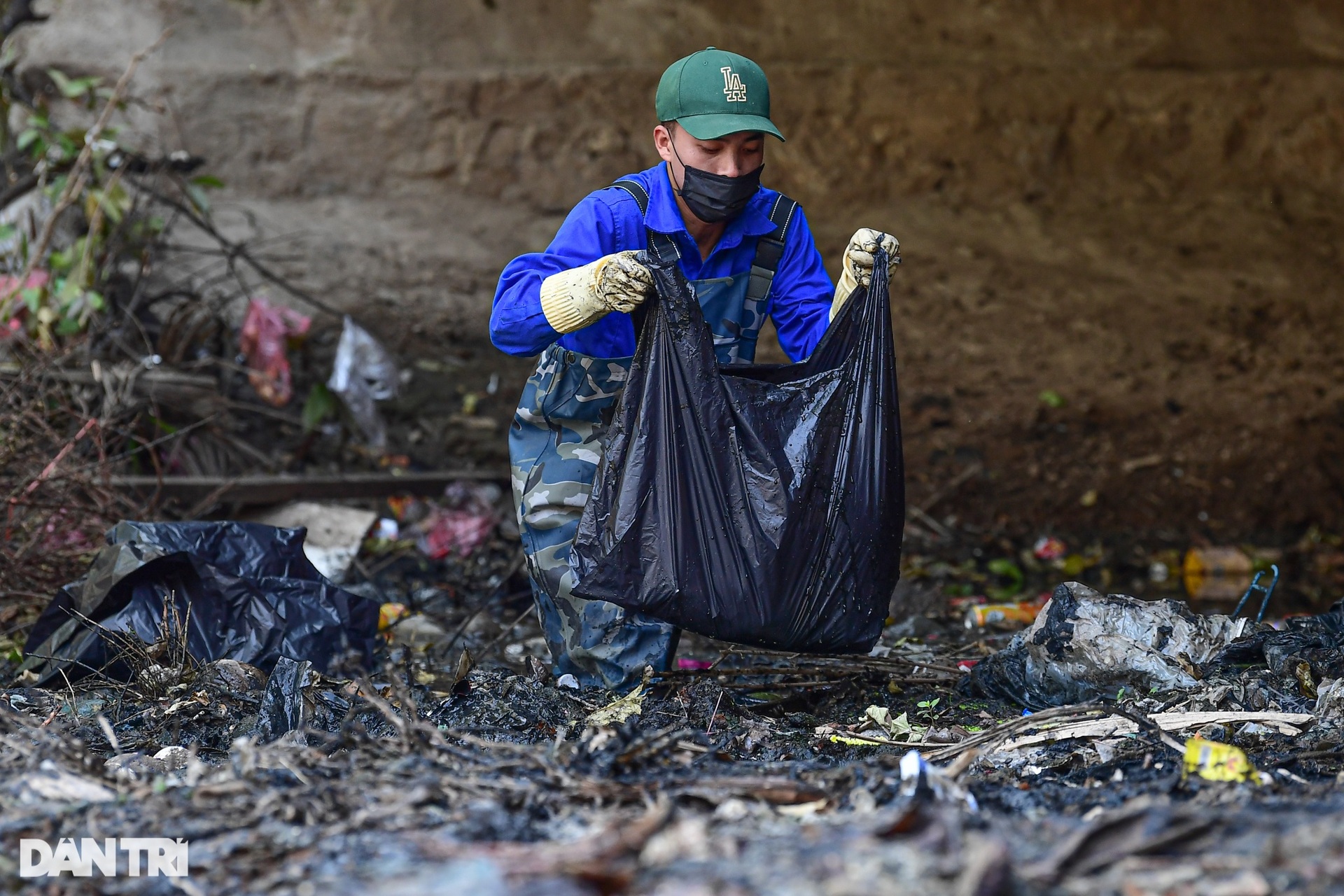 Nhóm bạn trẻ Hà Nội ngâm mình vớt rác hàng giờ dưới dòng kênh đen kịt - 11 Nhóm bạn trẻ Hà Nội ngâm mình vớt rác hàng giờ dưới dòng kênh đen kịt - 11