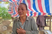 Con trai đột ngột qua đời, mẹ già cơ cực nuôi con dâu tâm thần, 3 cháu nhỏ