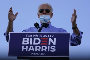 Ông Biden kêu gọi đeo khẩu trang nhưng để khẩu trang tuột khỏi mũi khi diễn thuyết