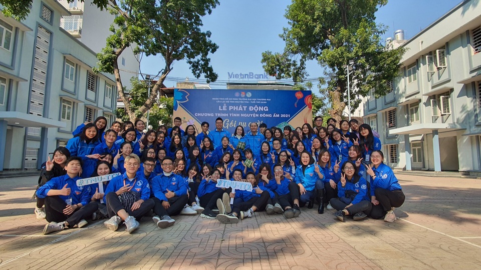 Sinh viên ĐH Thương Mại gói hàng trăm bánh chưng tặng người vô gia cư - 4 Sinh viên ĐH Thương Mại gói hàng trăm bánh chưng tặng người vô gia cư - 4