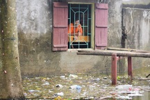 Hà Nội: Nước rút, trẻ em người già lở loét da sau nửa tháng ngâm trong nước