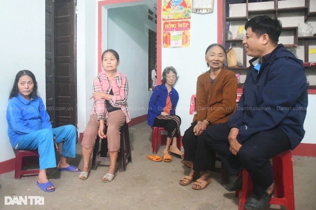 Cụ bà 85 tuổi còng lưng bán chuối nuôi 3 con bệnh tật - 2 Cụ bà 85 tuổi còng lưng bán chuối nuôi 3 con bệnh tật - 2