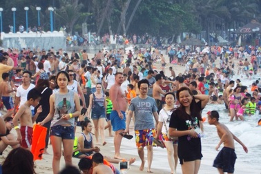 Biển Nha Trang đông đến "nghẹt thở" trong ngày nghỉ lễ 1/5