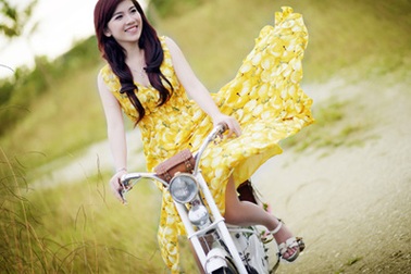 Thiếu nữ mơ màng đáng yêu bên mobylette cổ điển