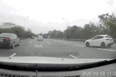 Kinh hoàng kiểu nhập làn cao tốc bất cẩn