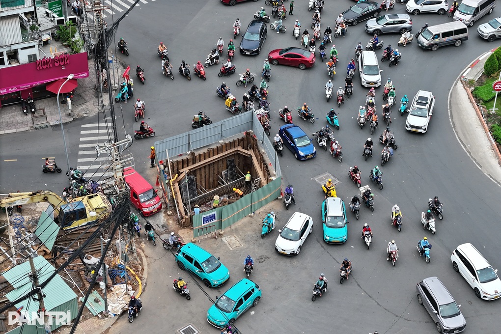 Dựng lô cốt ở vòng xoay Dân Chủ để thi công Metro số 2 TPHCM - 1 Dựng “lô cốt” ở vòng xoay Dân Chủ để thi công Metro số 2 TPHCM