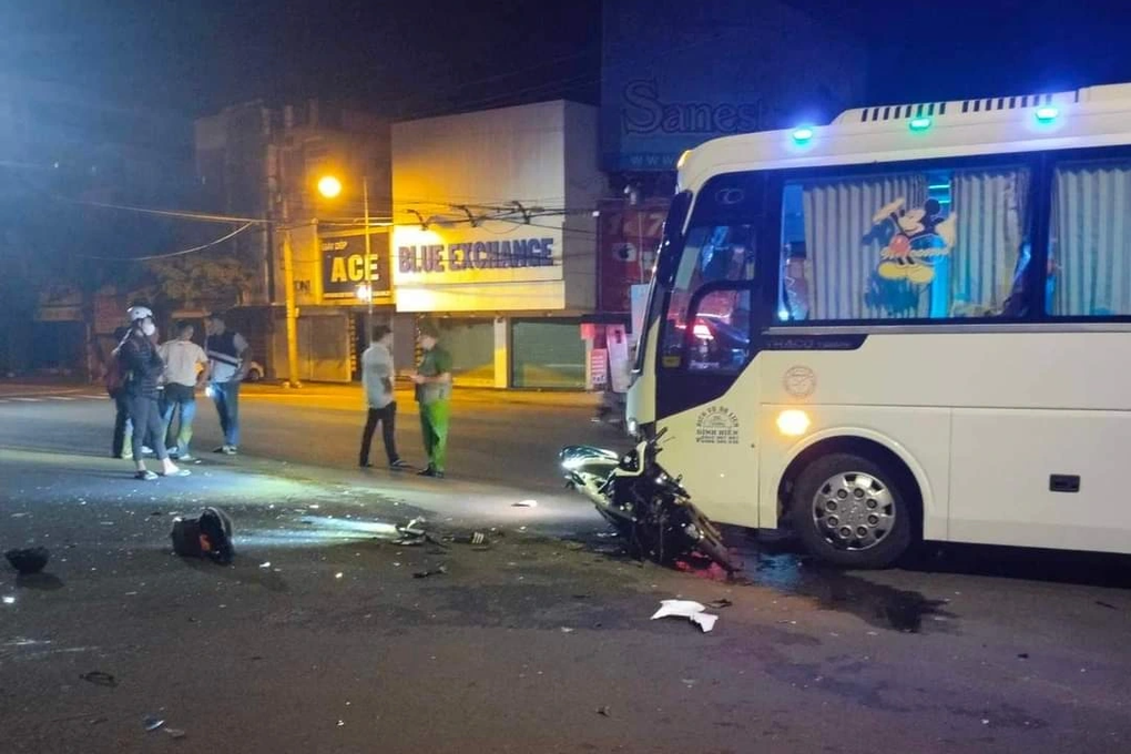 Thanh niên 18 tuổi tử vong sau va chạm với xe khách - 2 Thanh niên 18 tuổi tử vong sau va chạm với xe khách - 2