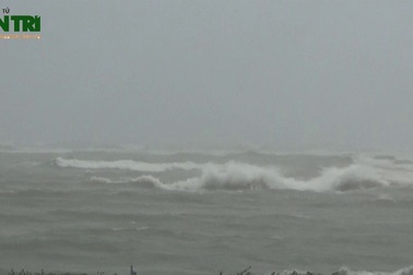 Cận cảnh bão số 4 đổ bộ vào Quảng Bình