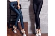 Ba cô gái bị cấm lên máy bay vì mặc quần legging bó