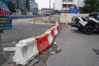 Sốt ruột chờ nhà thầu metro dỡ rào chắn trước ga Hà Nội