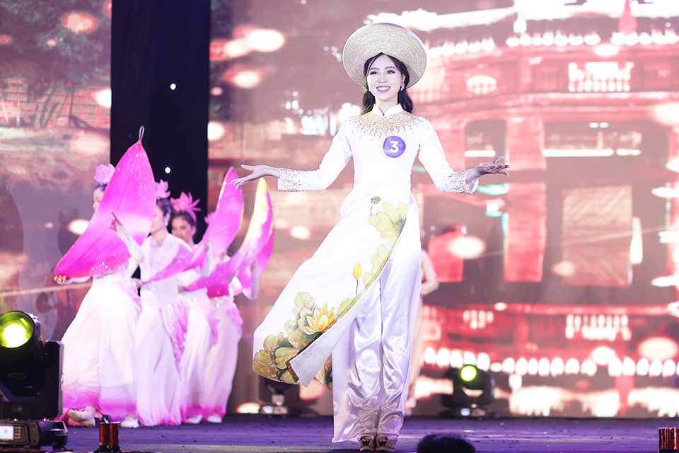 Lộ diện tân Hoa khôi ĐH Ngoại thương Hà Nội - 10 Lộ diện tân Hoa khôi ĐH Ngoại thương Hà Nội - 10