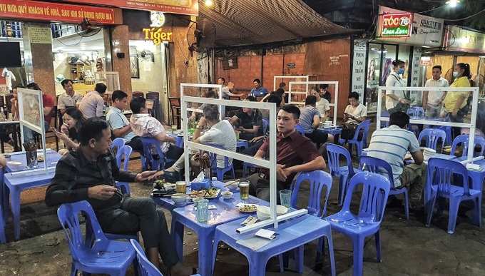 Hà Nội: Hàng quán dựng vách ngăn đảm bảo giãn cách phòng dịch Covid -19 - Ảnh 1. Hà Nội: Hàng quán dựng vách ngăn đảm bảo giãn cách phòng dịch Covid -19 - Ảnh 1.