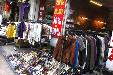 Đội đặc nhiệm quê ra Hà Nội gom hàng rẻ cho cả làng