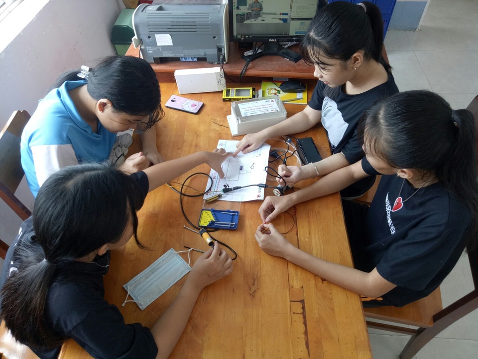 Học sinh, sinh viên An Giang tham gia lắp ráp máy khử trùng diệt khuẩn tự động phòng chống COVID 19 .docx.jpeg