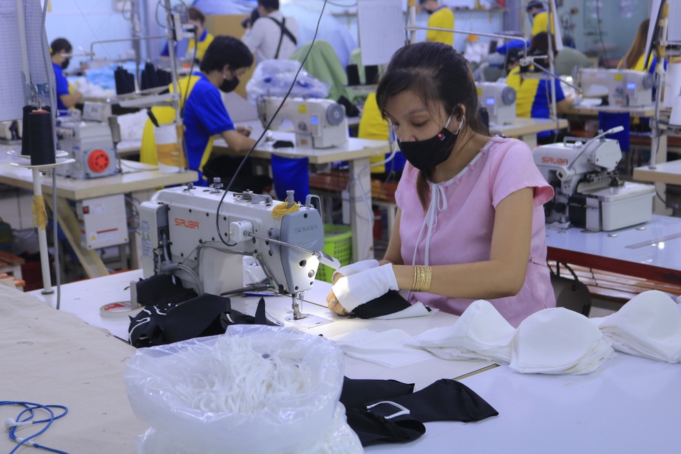 Doanh nghiệp tại TPHCM xả trại và nỗi lo mở ra, đóng lại - 1 Doanh nghiệp tại TPHCM xả trại và nỗi lo mở ra, đóng lại - 1