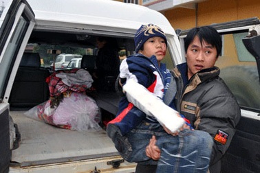 Gãy lan can, 7 học sinh bị rơi xuống đất