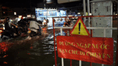 Triều cường dâng cao, người dân TPHCM chật vật trong đêm ngập