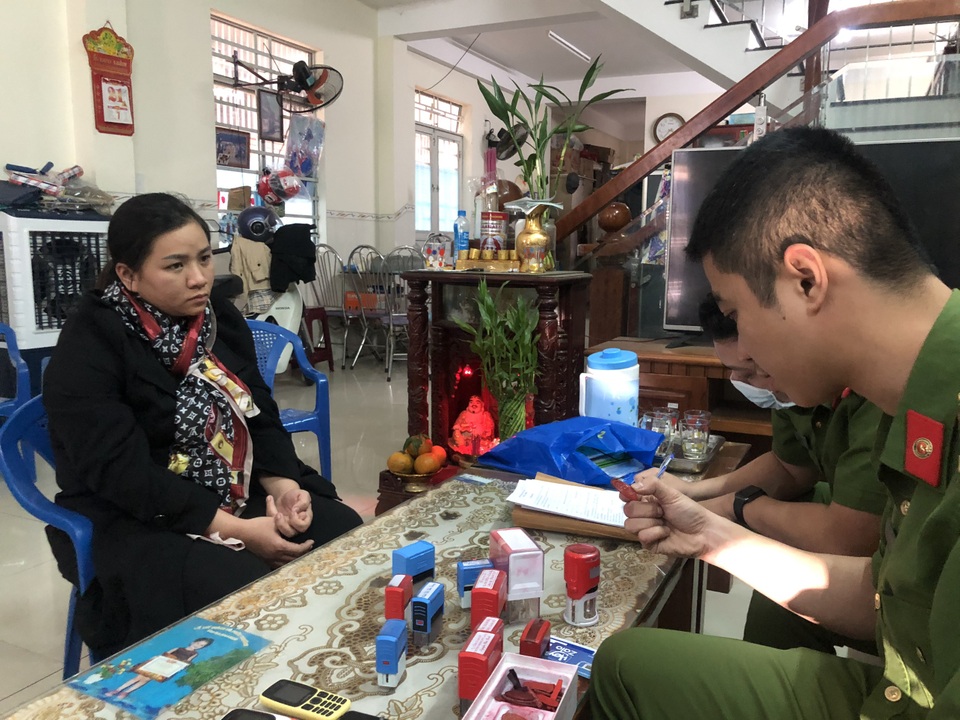 Làm giả hàng chục con dấu, giấy tờ vay tiền ngân hàng để hưởng lợi - 1 Làm giả hàng chục con dấu, giấy tờ vay tiền ngân hàng để hưởng lợi - 1