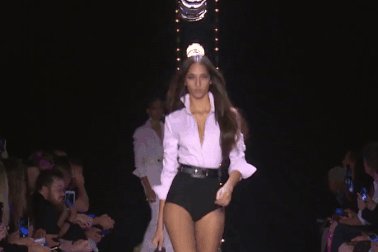 Người mẫu Gen Z nổi tiếng thế giới với cú đánh hông gợi cảm trên sàn diễn