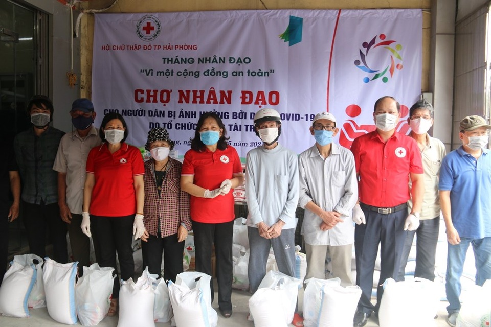 Hải Phòng: Tặng người dân bị ảnh hưởng do dịch bệnh 150 suất quà - 2 Hải Phòng: Tặng người dân bị ảnh hưởng do dịch bệnh 150 suất quà - 2