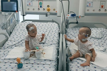 Sau tách dính, cặp Song Nhi lần đầu sum họp, bi bô trò chuyện