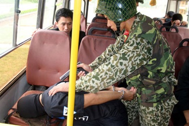 Xem đặc công đánh bắt khủng bố để giải cứu con tin