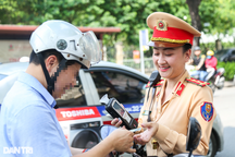 Các tài xế vui vẻ, "đỡ áp lực" khi nữ CSGT kiểm tra nồng độ cồn