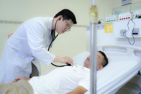 Người đàn ông 56 tuổi đang ăn thì ngã quỵ, ngưng tim