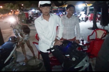 Ngăn chặn nhóm thanh niên có roi điện, chuẩn bị đua xe