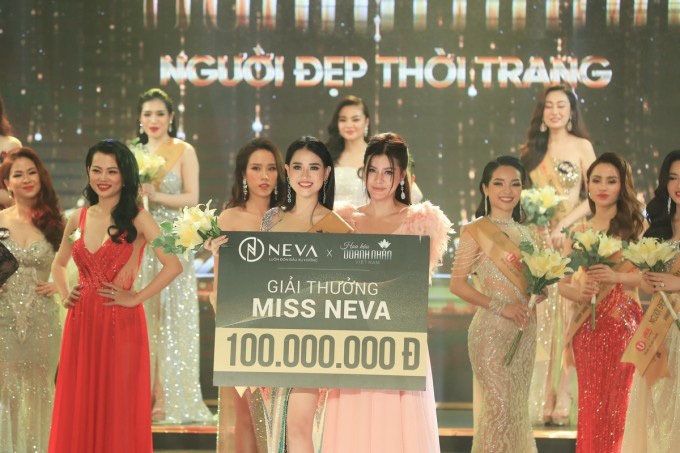 Giám đốc sáng tạo NEVA (váy hồng) trao giải cho Người đẹp thời trang - Khúc Lan Phương trên sân khấu.