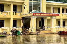 Trụ sở xã nứt toác, nghiêng ngả sau mưa lũ