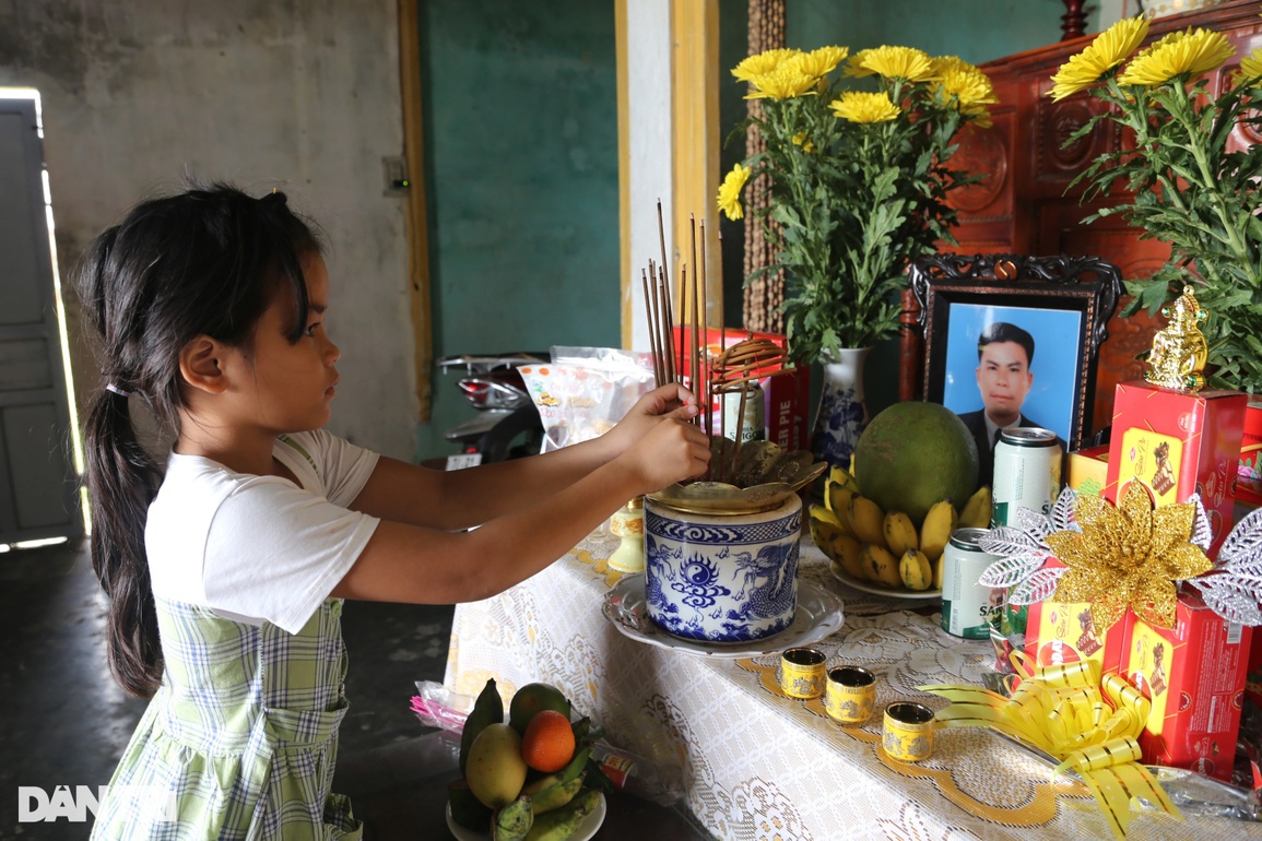 Ba mất rồi, nhà mình có được ăn Tết không hả mẹ! - 4 Ba mất rồi, nhà mình có được ăn Tết không hả mẹ! - 4