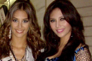 Hoàng Yến chụp hình với Hoa hậu Hoàn vũ 2008