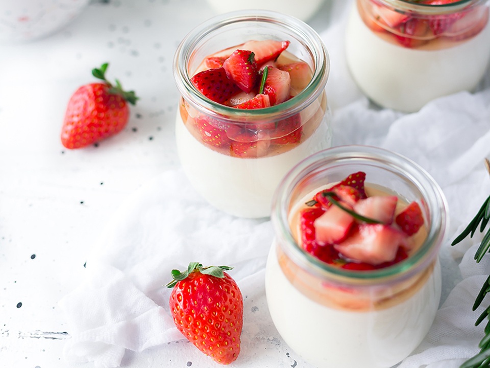 Cách làm bánh Pudding dâu tây mát lạnh ngày hè - 1 Cách làm bánh Pudding dâu tây mát lạnh ngày hè - 1