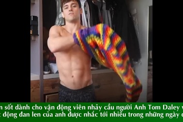 Cuộc sống của "nam thần đan len" gây sốt nhất mùa hè này