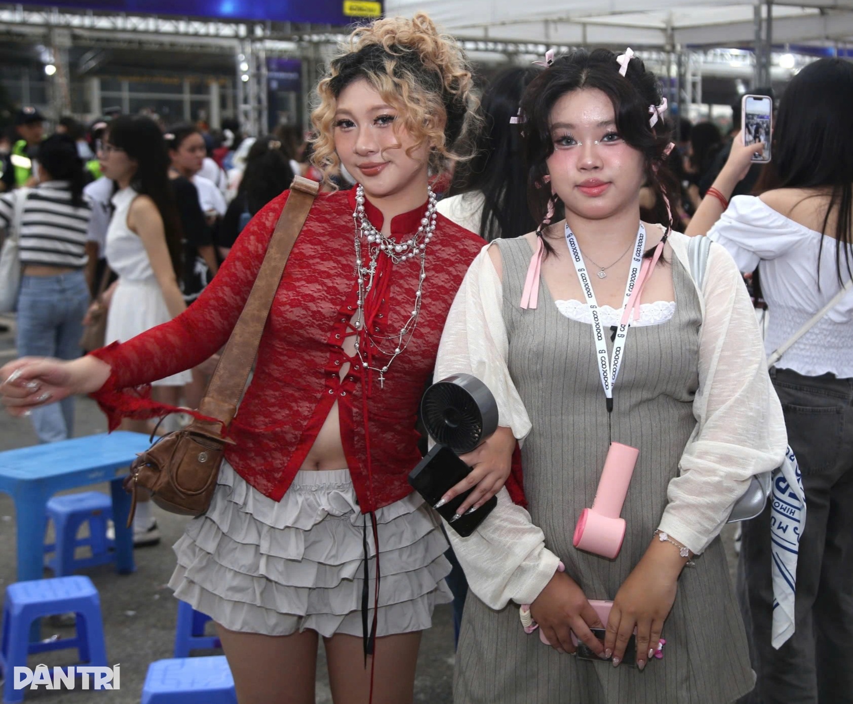 View - Fan nữ mặc gợi cảm, trang điểm ấn tượng đi xem đêm nhạc "Anh trai say hi" | Báo Dân trí