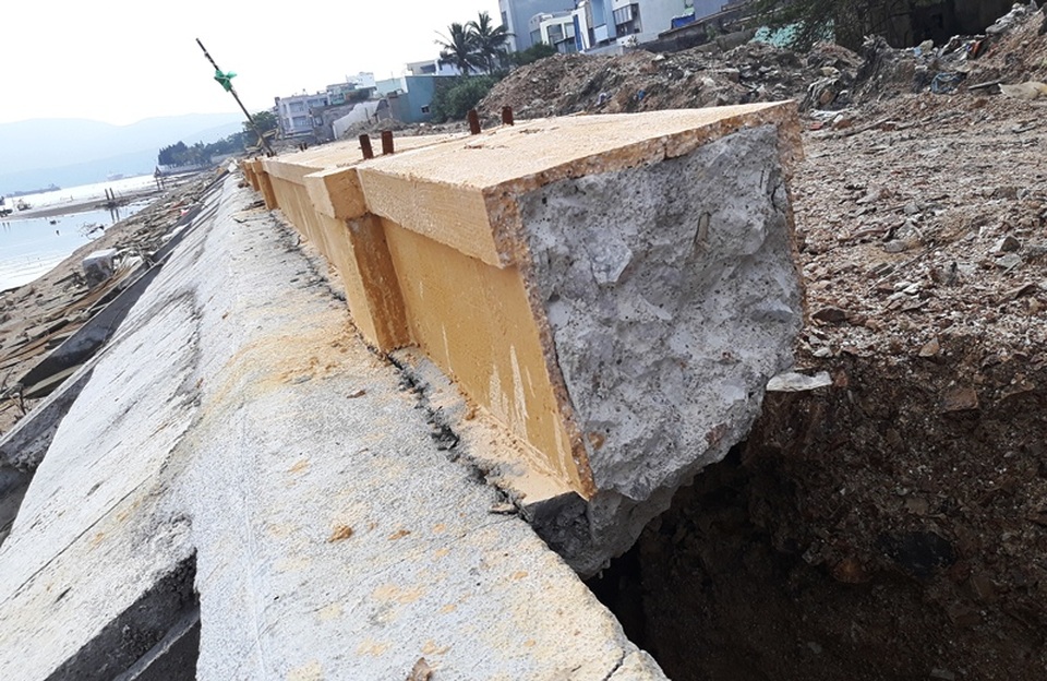 Cận cảnh kè sông gần 12 tỷ đồng chưa bàn giao đã bị sóng đánh tan nát - 3 Cận cảnh kè sông gần 12 tỷ đồng chưa bàn giao đã bị sóng đánh tan nát - 3