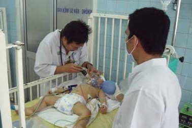 Sặc cháo, bé trai 2 tuổi nguy kịch